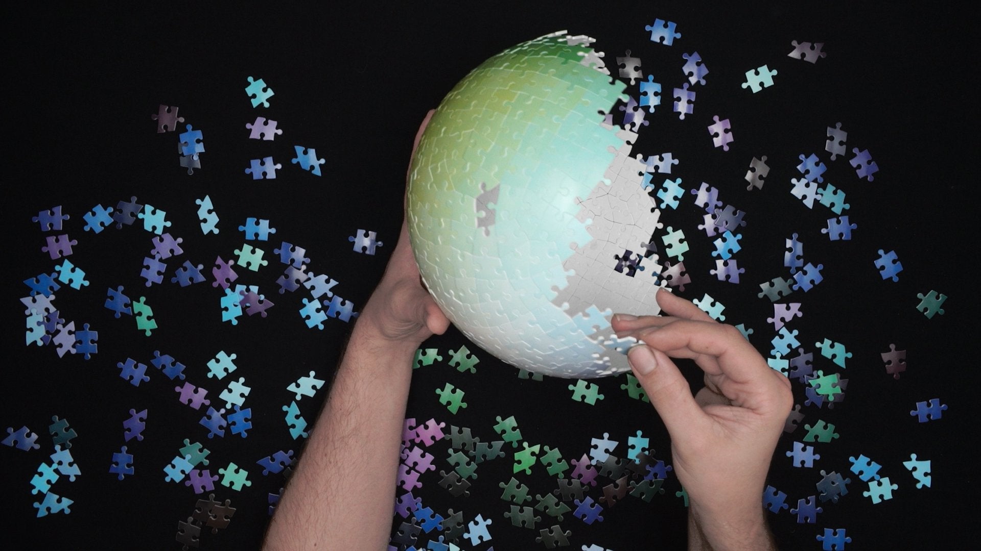 540 Colours 3D Sphere Puzzle by Clemens Habicht. Stand included.